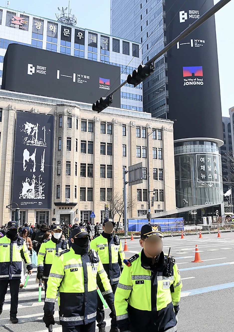 Cảnh sát chặn người mang dao, súng điện vì đêm nhạc BTS - Ảnh 4.