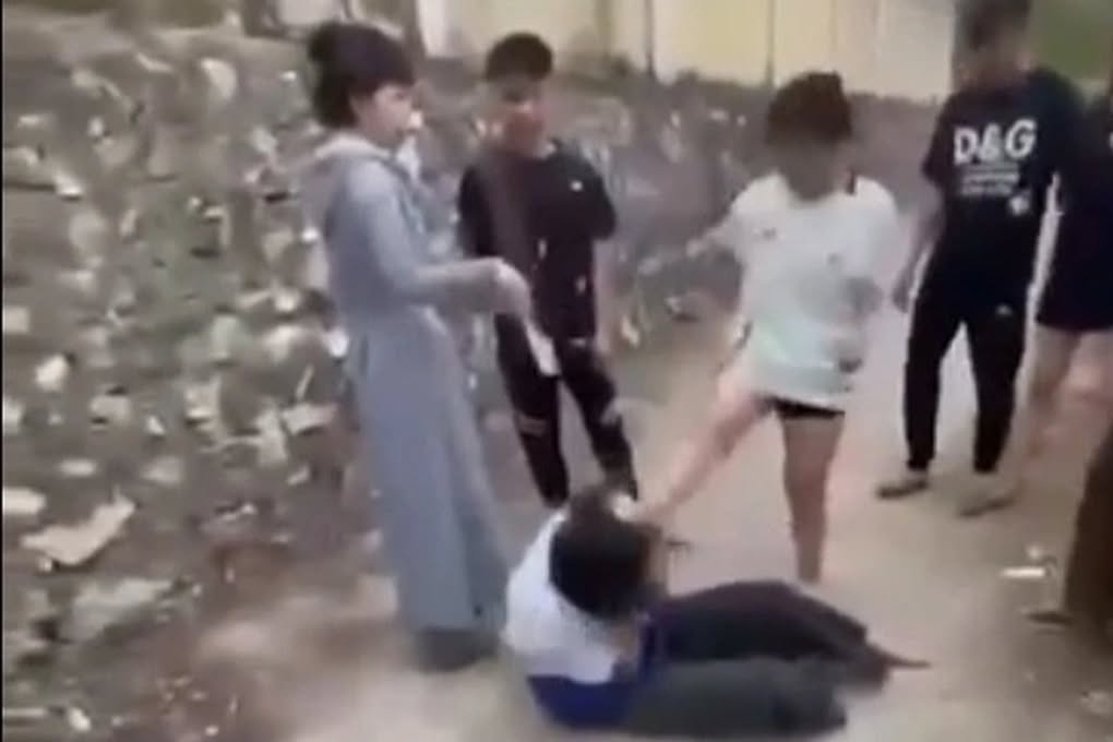 Một thiếu nữ mặc áo học sinh bị đánh hội đồng đến bất tỉnh - Ảnh 1.