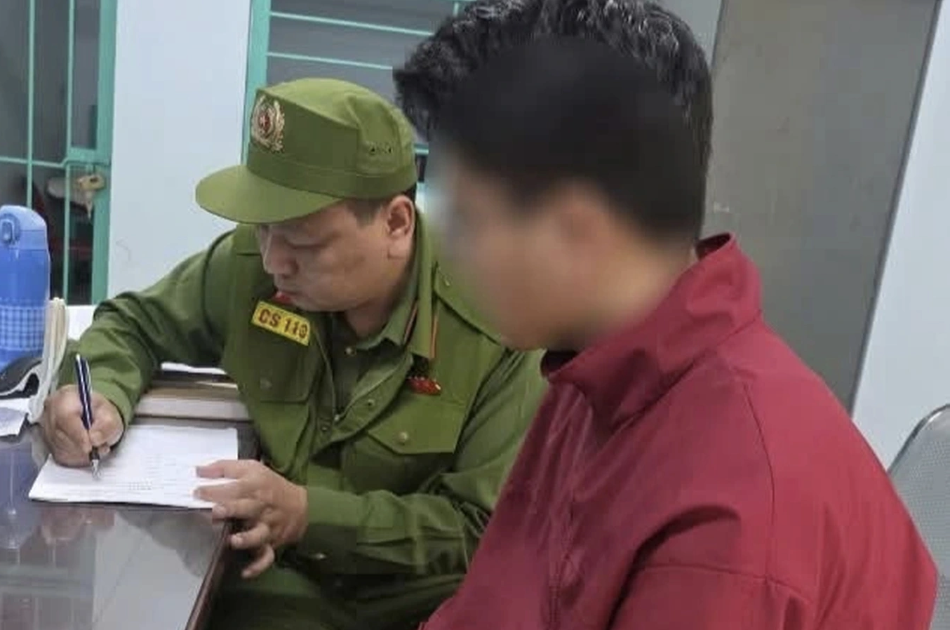 Nam thanh niên 20 tuổi quay lén trong nhà vệ sinh nữ tại Hà Nội - Ảnh 1. Nam thanh niên 20 tuổi quay lén trong nhà vệ sinh nữ tại Hà Nội - Ảnh 1.