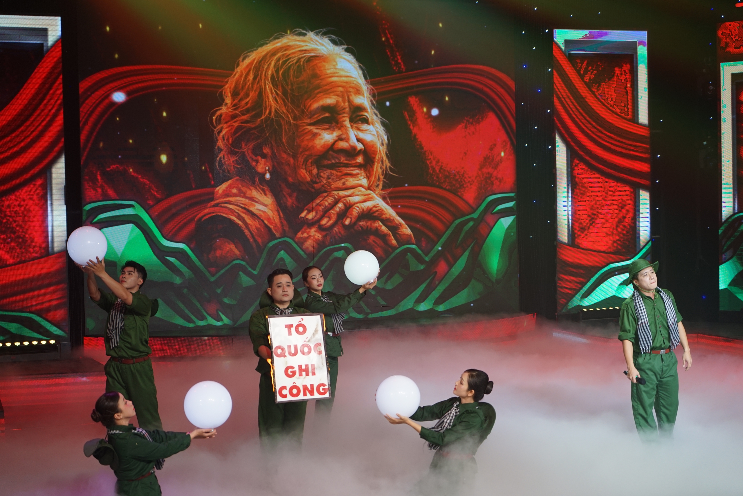 Mãn nhãn “Sắc và Đời”: Dấu ấn sáng tạo của sinh viên FPT Polytechnic - Ảnh 5.