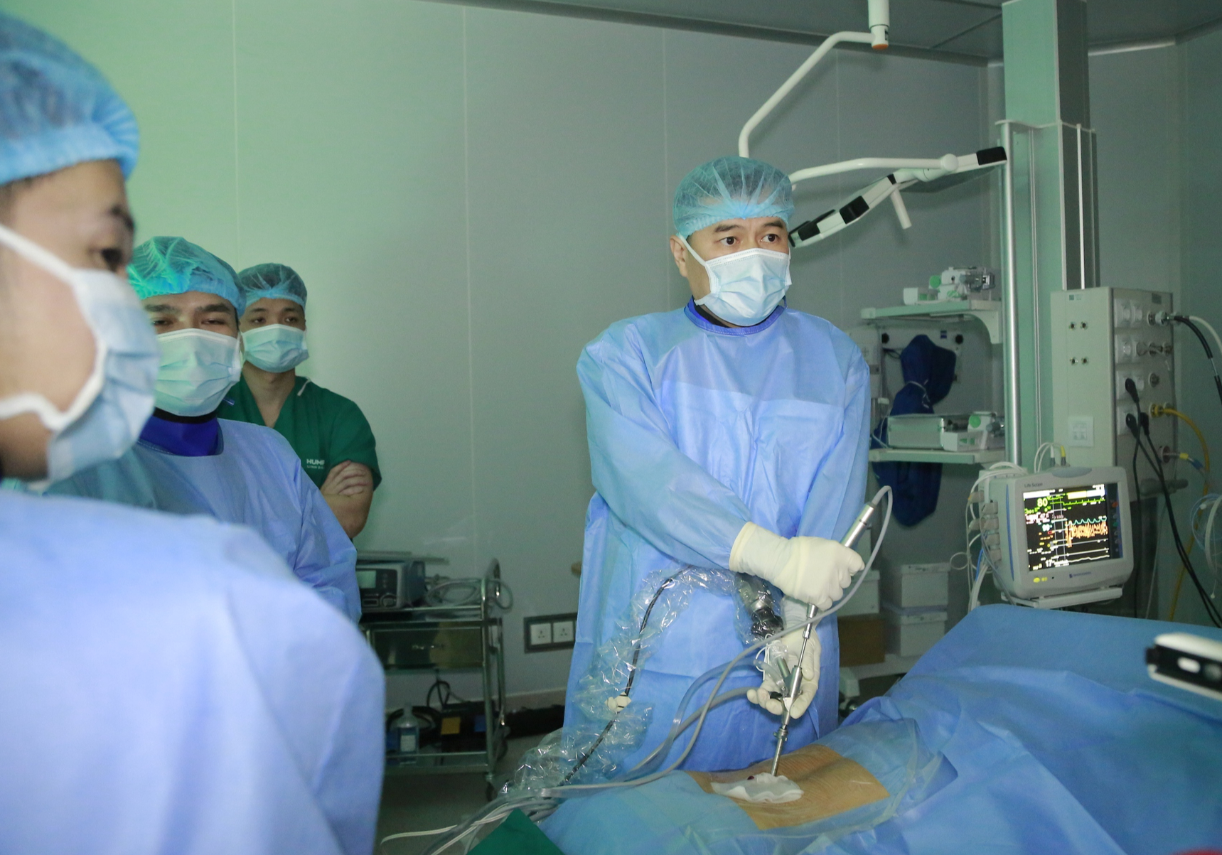 Từ cơn đau cổ vai gáy, phát hiện thoát vị đĩa đệm - Ảnh 3.