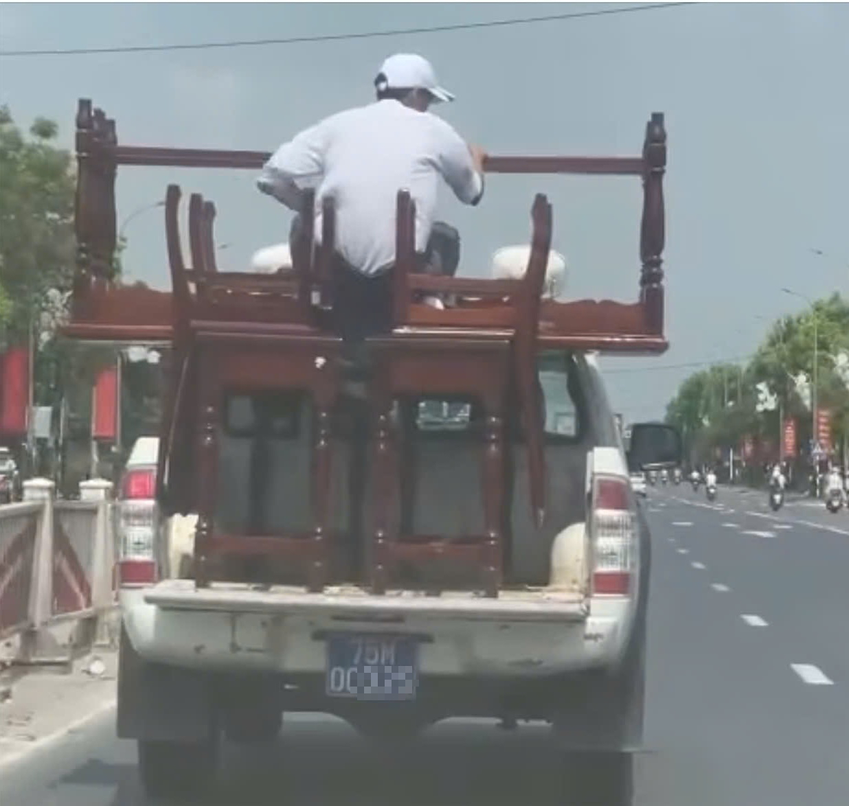 Công an thông tin vụ xe bán tải biển xanh chở người sau thùng chở hàng  - Ảnh 1.