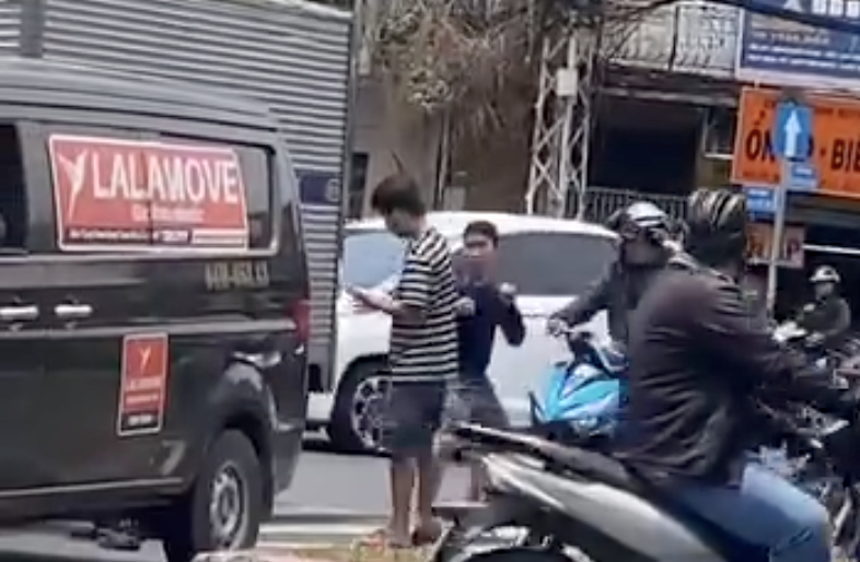 Hai tài xế đánh nhau ở phường Chợ Lớn đã đến trụ sở công an - Ảnh 2.