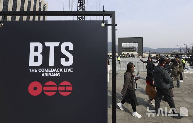 Cảnh sát chặn người mang dao, súng điện vì đêm nhạc BTS - Ảnh 5.