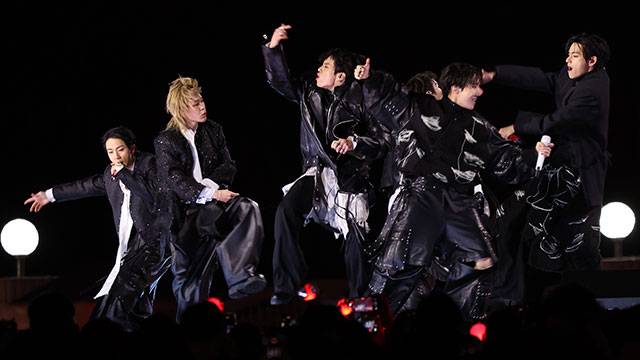 Cảnh s&aacute;t chặn người mang dao, s&uacute;ng điện v&igrave; đ&ecirc;m nhạc BTS - Ảnh 8.