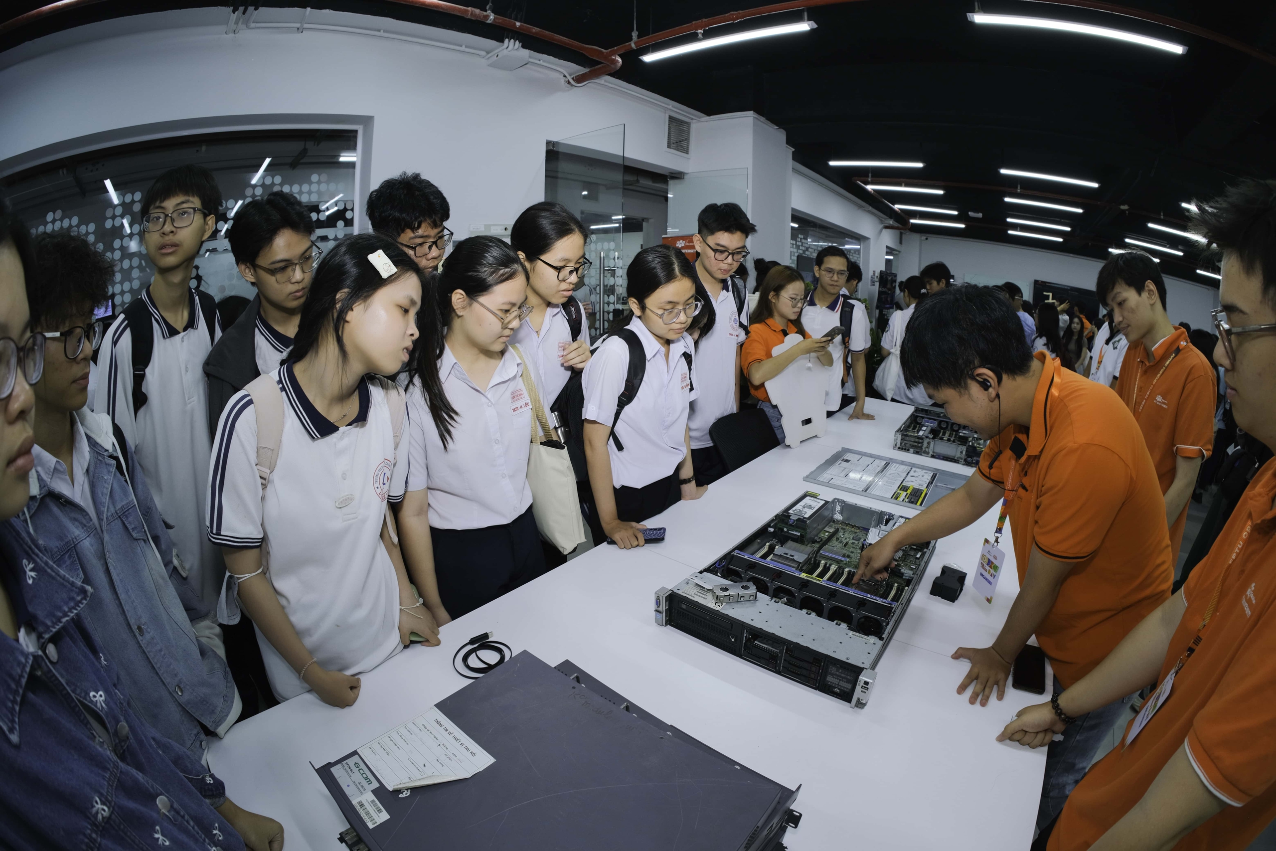 Học sinh "chạm" nghề, sinh viên "chạm" việc tại Tech Fest & Job Fair 2026 - Ảnh 2.