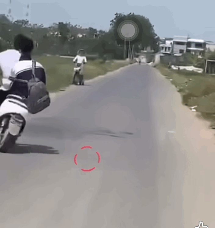 Hai nam sinh gây tai nạn giao thông khi lái xe lạng lách không đội mũ bảo hiểm - Ảnh 1. Hai nam sinh gây tai nạn giao thông khi lái xe lạng lách không đội mũ bảo hiểm - Ảnh 1.