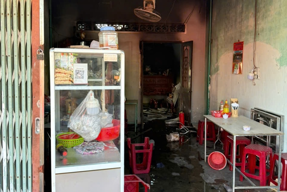 Nhân chứng kể lại khoảnh khắc cứu 4 bà cháu trong căn nhà đang cháy - Ảnh 1.