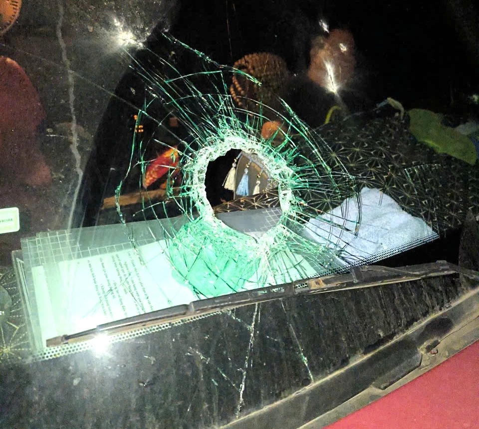 Bị ném đá, nhiều xe tải vỡ kính khi chạy trên cao tốc Bắc - Nam - Ảnh 1.