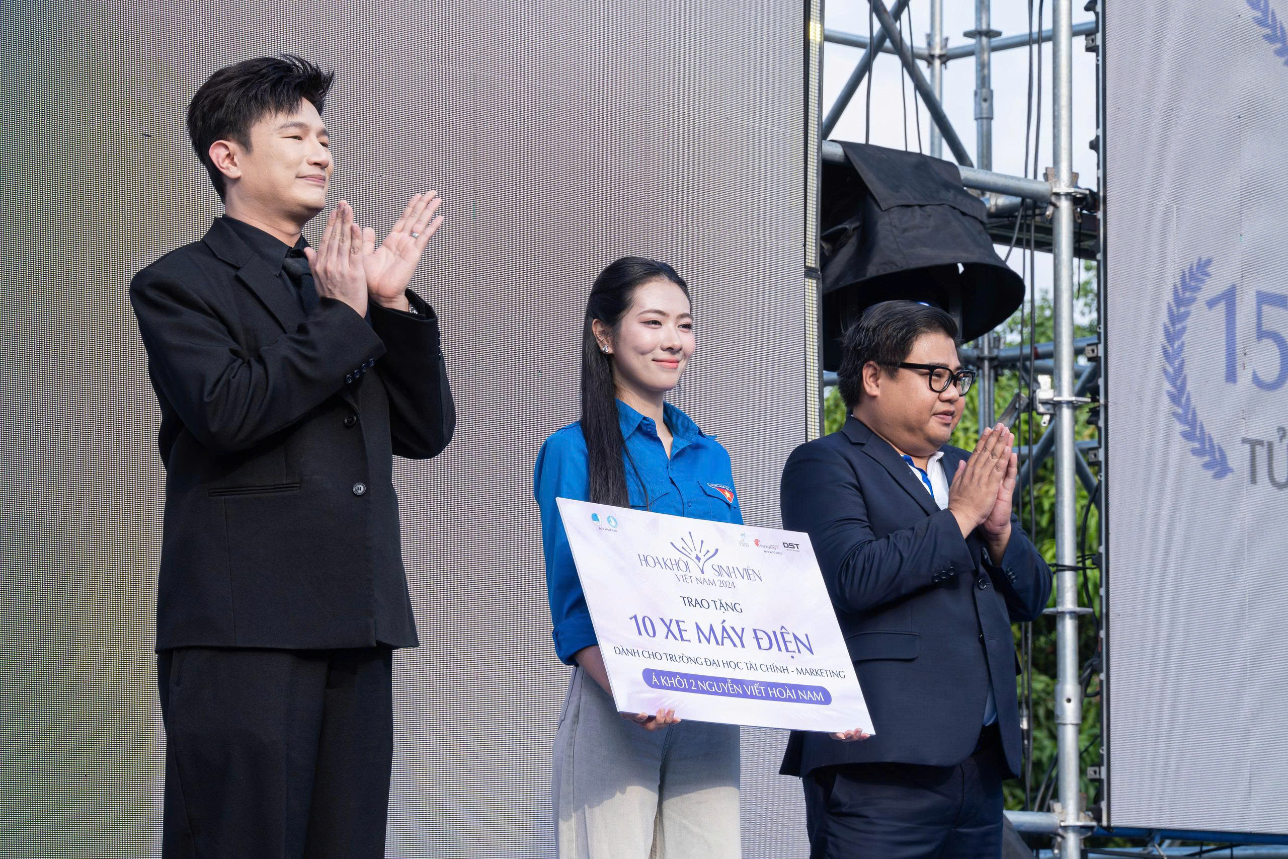 Trích tiền thưởng, nữ sinh mua xe máy điện tặng bạn bè có hoàn cảnh khó khăn ở trường - Ảnh 3.