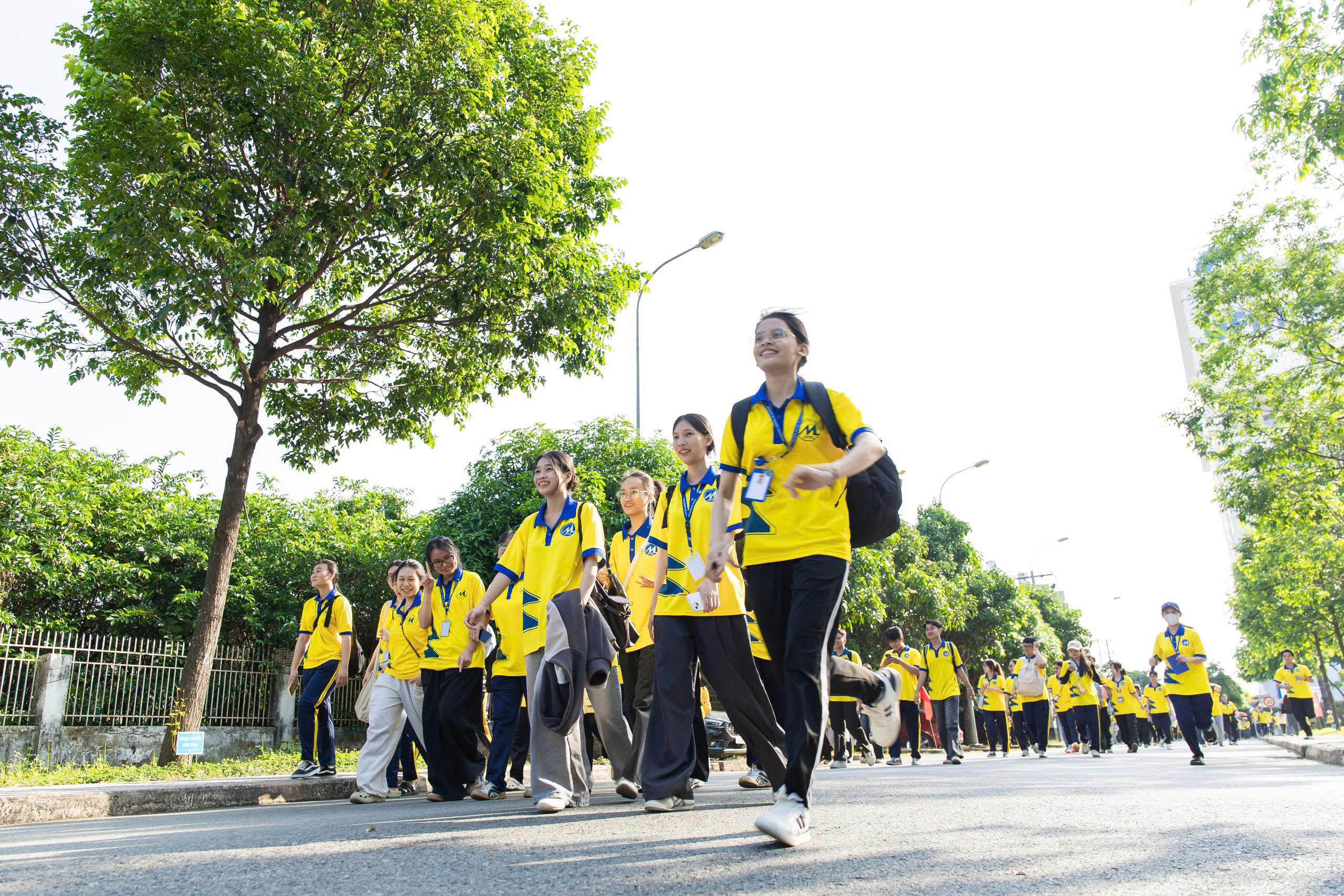 Trích tiền thưởng, nữ sinh mua xe máy điện tặng bạn bè có hoàn cảnh khó khăn ở trường - Ảnh 1.