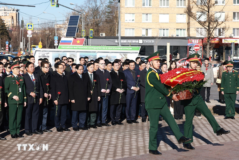 Thủ tướng Phạm Minh Chính đặt hoa tại Tượng đài Chủ tịch Hồ Chí Minh ở Moscow - Ảnh 1.