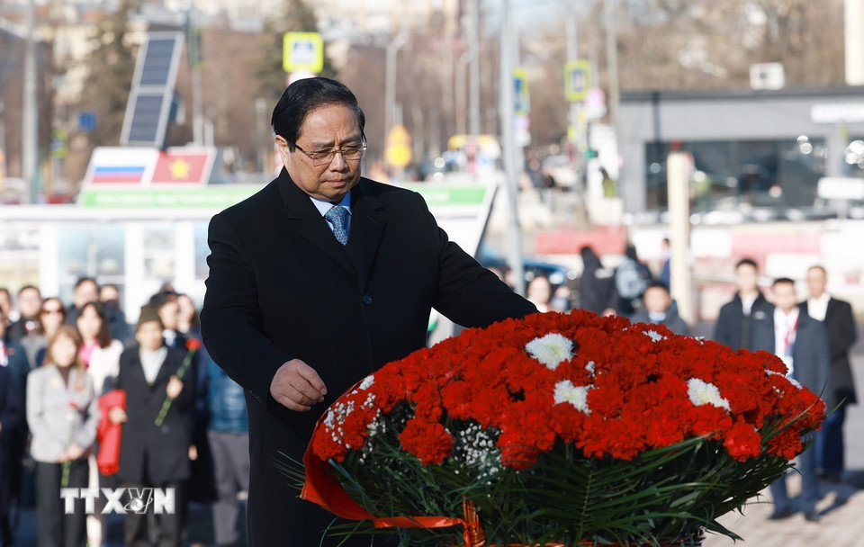 Thủ tướng Phạm Minh Chính đặt hoa tại Tượng đài Chủ tịch Hồ Chí Minh ở Moscow - Ảnh 3.