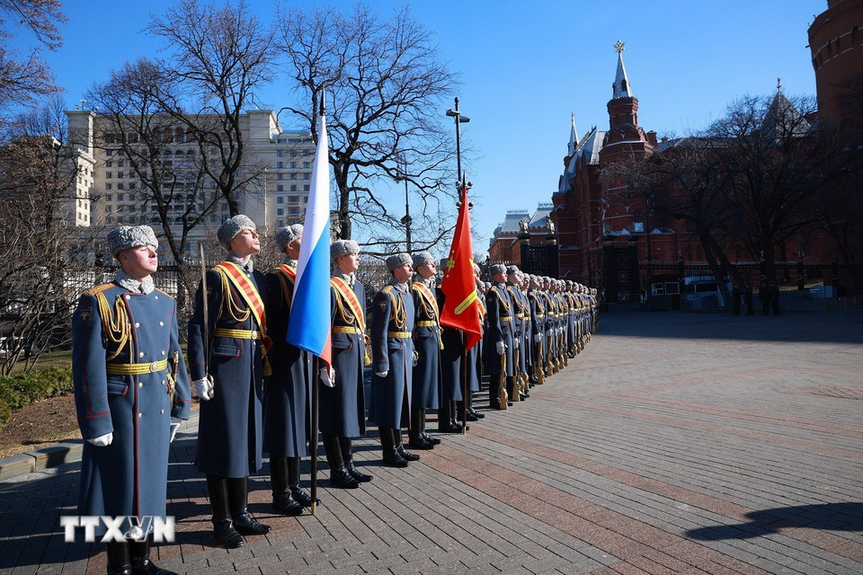 Thủ tướng Phạm Minh Chính đặt hoa tại Tượng đài Chủ tịch Hồ Chí Minh ở Moscow - Ảnh 7.