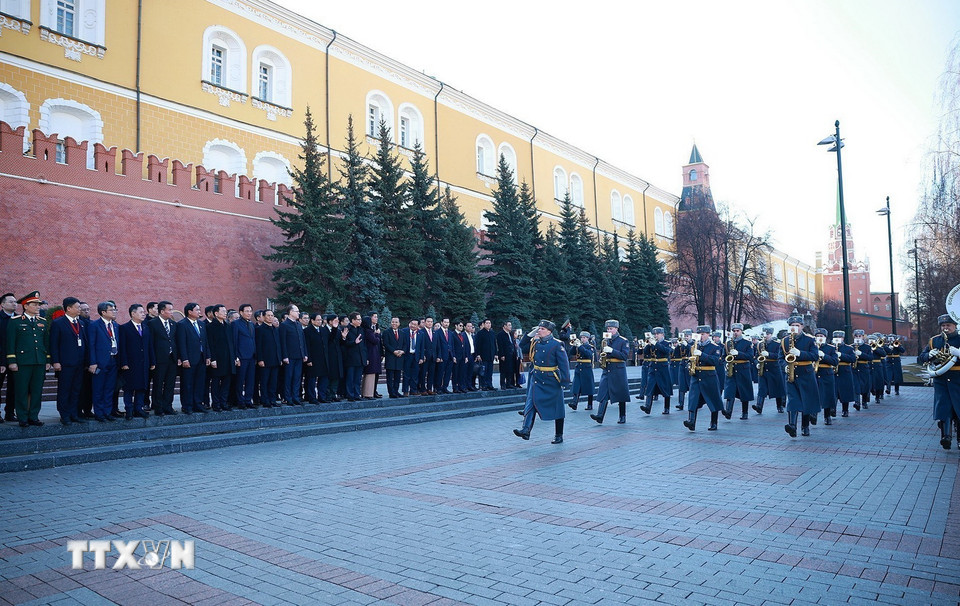 Thủ tướng Phạm Minh Chính đặt hoa tại Tượng đài Chủ tịch Hồ Chí Minh ở Moscow - Ảnh 6.