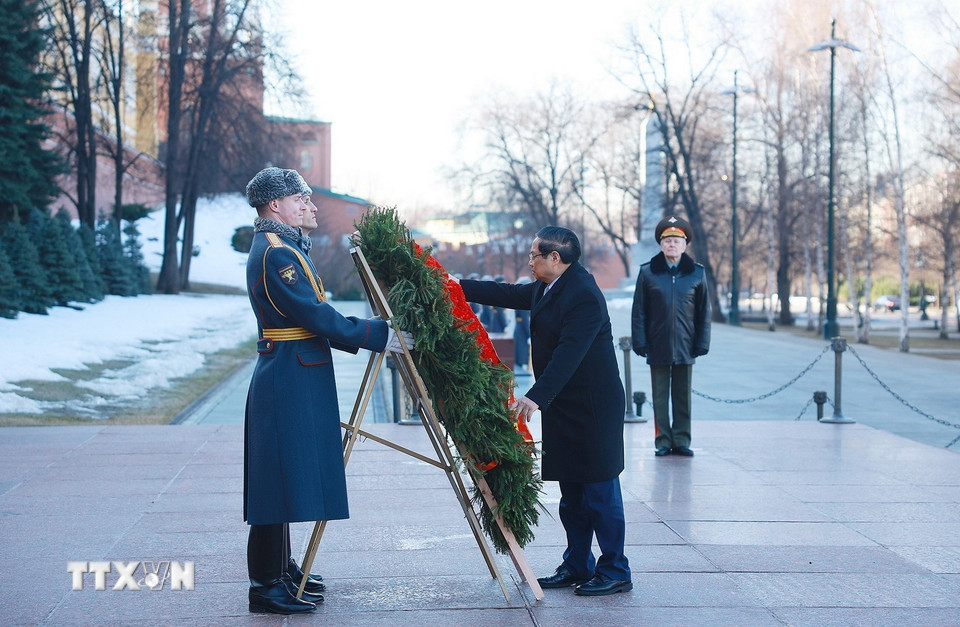 Thủ tướng Phạm Minh Chính đặt hoa tại Tượng đài Chủ tịch Hồ Chí Minh ở Moscow - Ảnh 10.