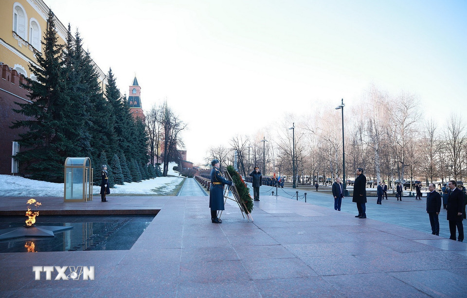 Thủ tướng Phạm Minh Chính đặt hoa tại Tượng đài Chủ tịch Hồ Chí Minh ở Moscow - Ảnh 11.