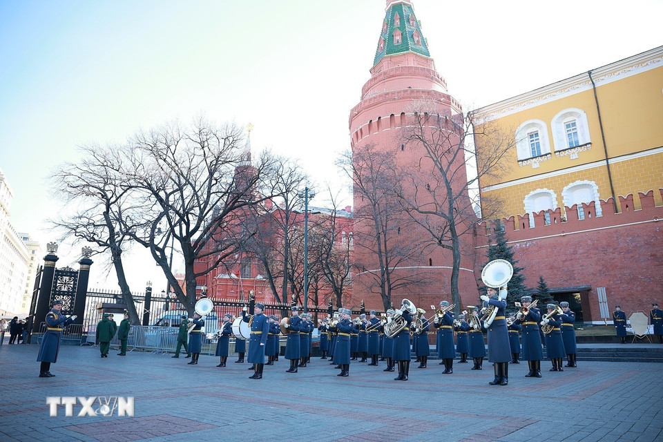 Thủ tướng Phạm Minh Chính đặt hoa tại Tượng đài Chủ tịch Hồ Chí Minh ở Moscow - Ảnh 8.