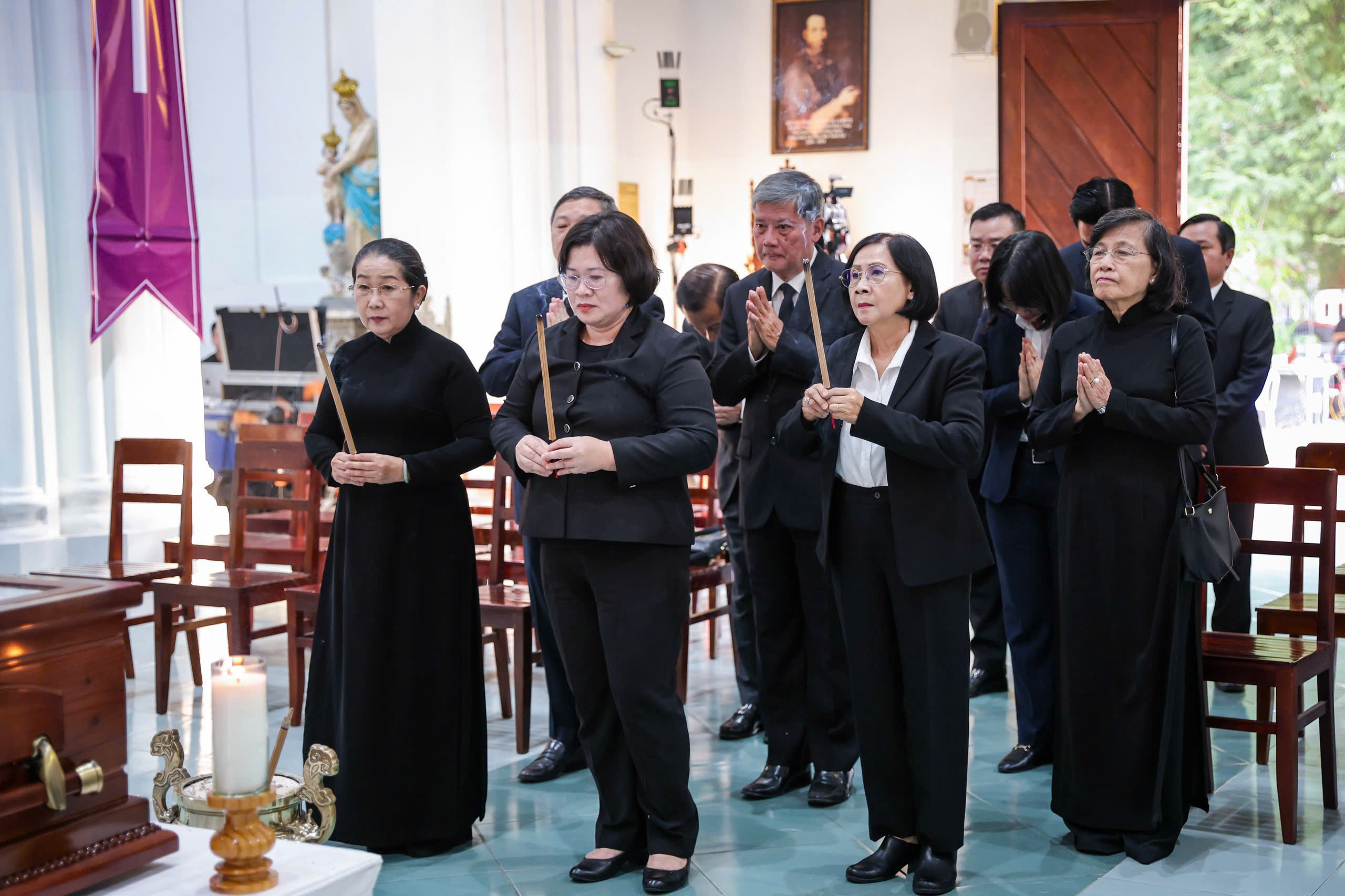 Lãnh đạo TPHCM viếng Đức Hồng y Gioan Baotixita Phạm Minh Mẫn - Ảnh 1.