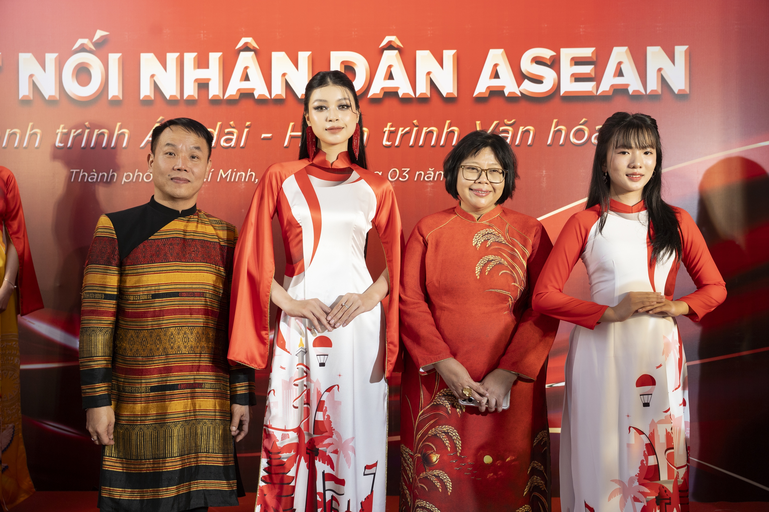 Việt Hùng cùng dàn người đẹp đưa văn hóa Việt ra thế giới - Ảnh 2.