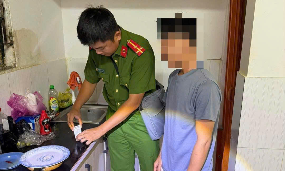 Kiểm tra ma túy tại khu trọ Lái Thiêu phát hiện 2 trường hợp dương tính - Ảnh 1.