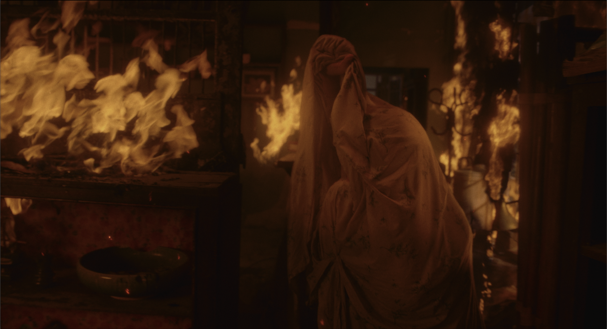 Thái Hòa lộ đôi mắt đầy ẩn uất, lo toan vì con - Ảnh 9.