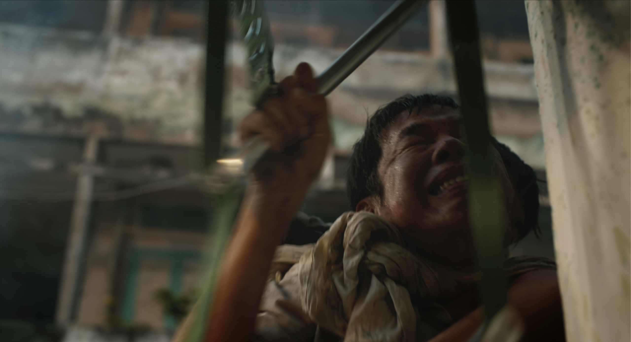 Thái Hòa lộ đôi mắt đầy ẩn uất, lo toan vì con - Ảnh 14.