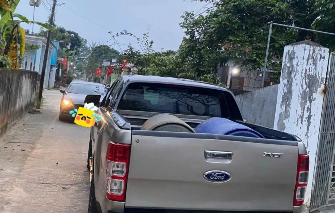 Thông tin mới vụ clip tài xế đậu xe bán tải chiếm hết phần đường bị nhắc nhở còn tranh cãi - Ảnh 1.