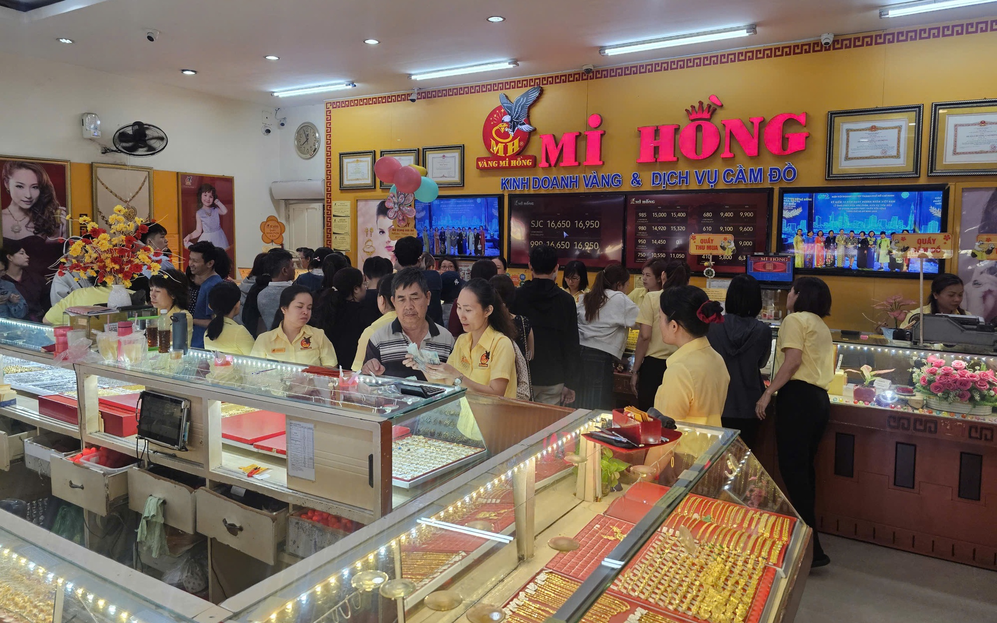 Giá vàng , bạc và chứng khoán lao dốc mạnh: Tình hình kinh tế 2026 - Ảnh 1. Giá vàng , bạc và chứng khoán lao dốc mạnh: Tình hình kinh tế 2026 - Ảnh 1.