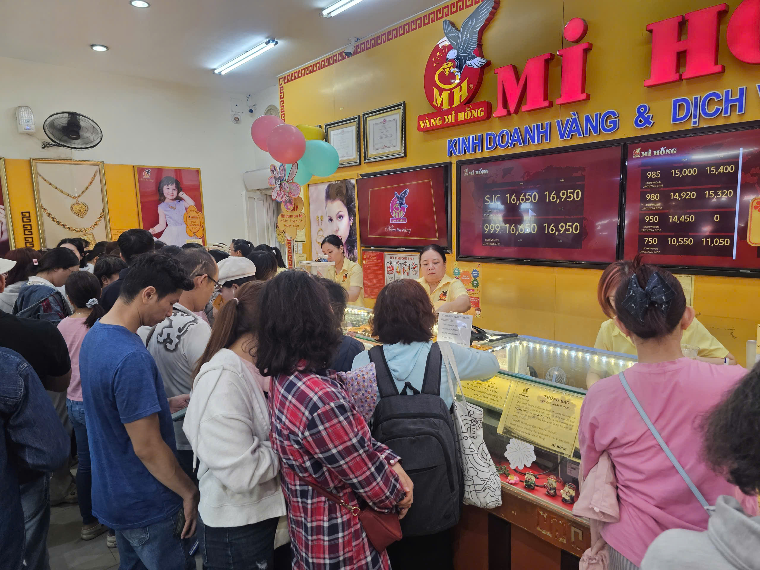 Giá vàng miếng SJC giảm mạnh , người mua có thể lỗ tới 25 triệu đồng / lượng - Ảnh 2. Giá vàng miếng SJC giảm mạnh , người mua có thể lỗ tới 25 triệu đồng / lượng - Ảnh 2.