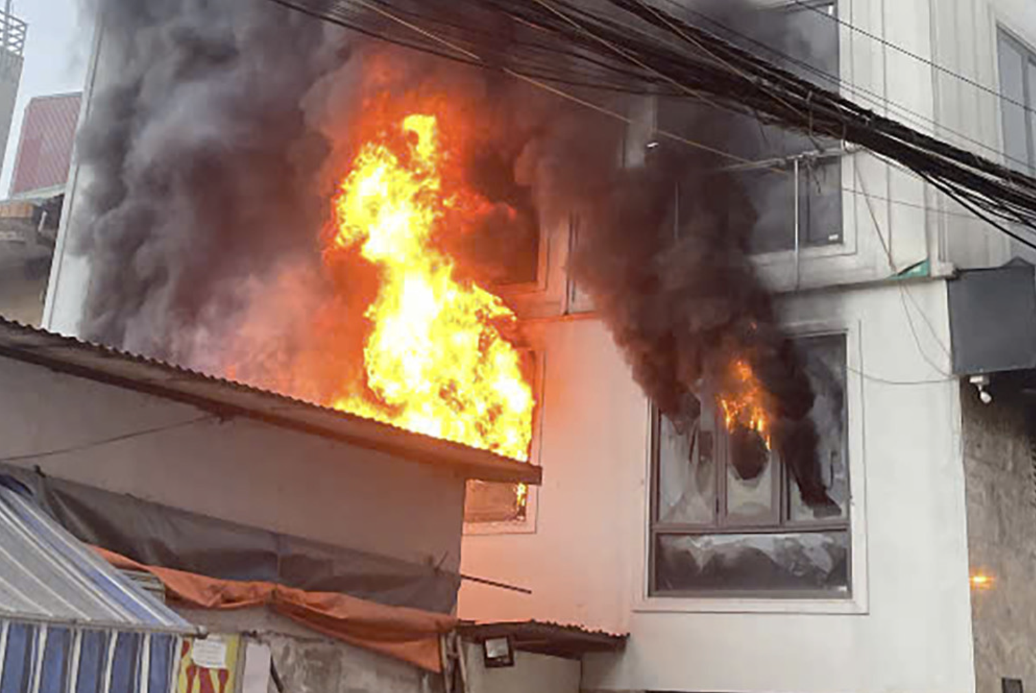 Cháy nhà 7 tầng trên phố Lĩnh Nam gây hoang mang cho người dân Hà Nội - Ảnh 1.