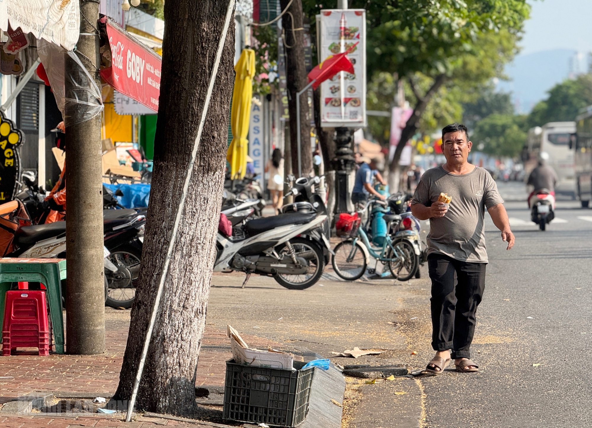 Hiện trạng vỉa h&egrave; Đ&agrave; Nẵng trước lệnh cấm kinh doanh năm 2026 - Ảnh 2.