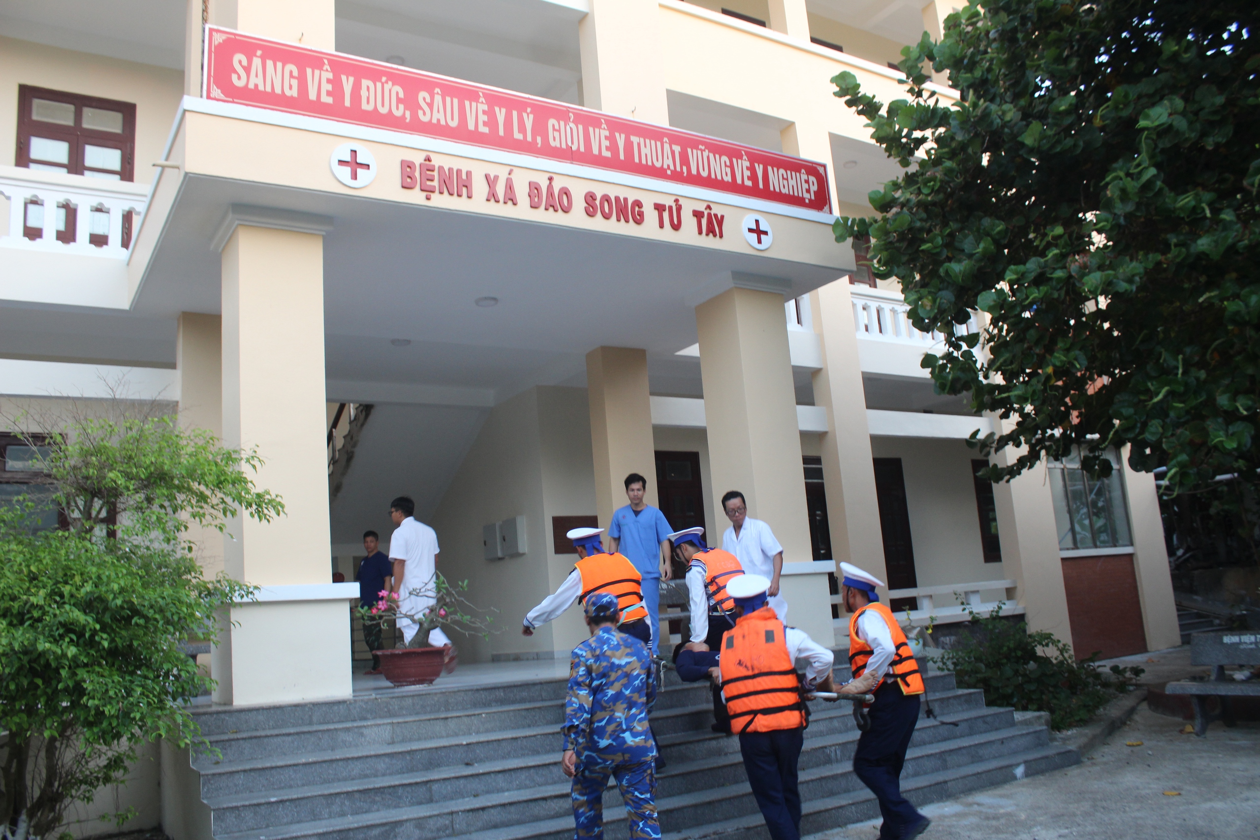 Cấp cứu kịp thời thợ lặn gặp nạn ở Trường Sa năm 2026 - Ảnh 1.