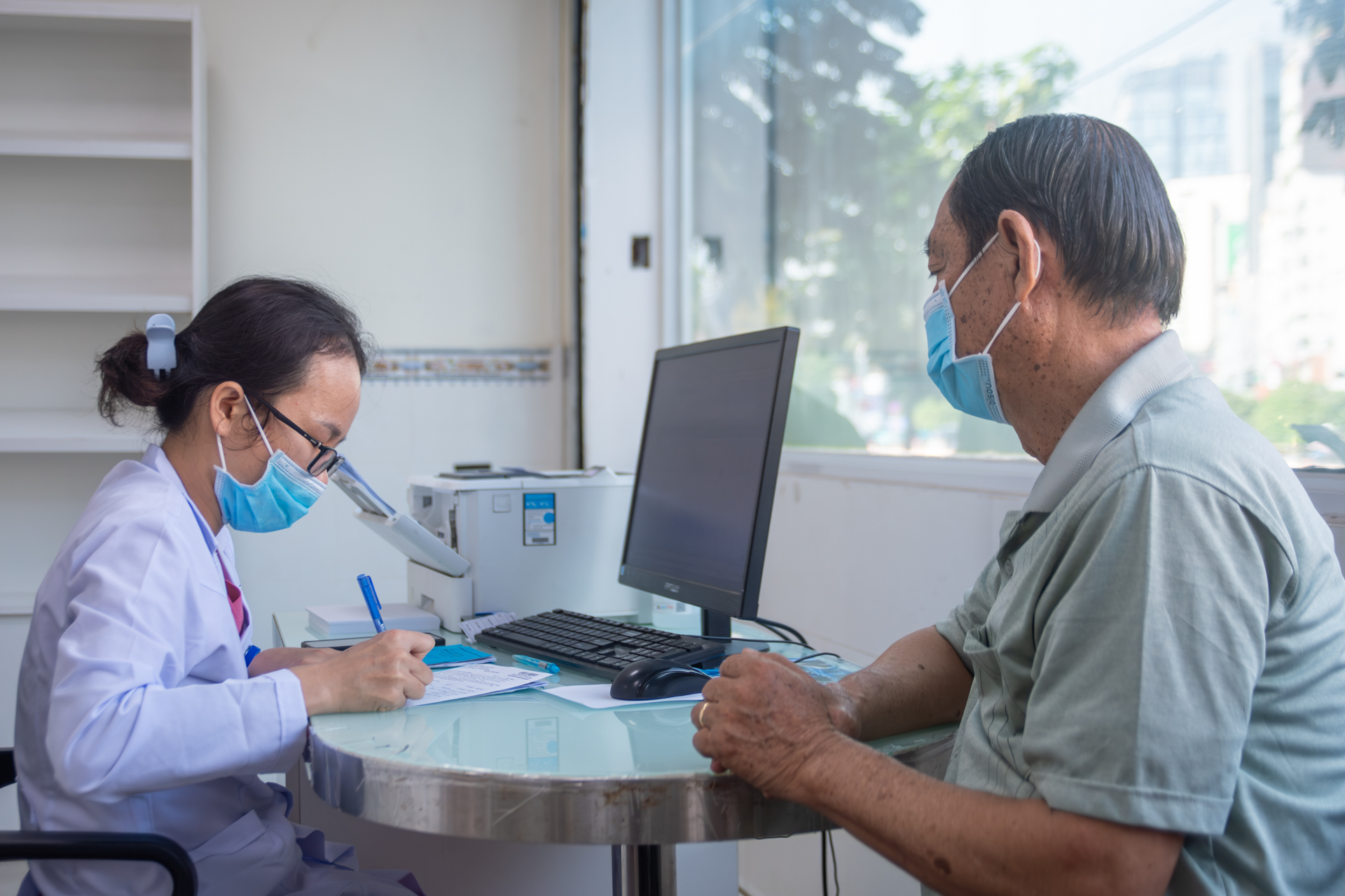 TPHCM: lao động tự do, nội trợ… sẽ được khám sức khỏe định kỳ - Ảnh 2.