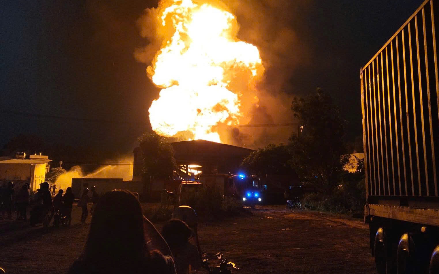 Xe tải va chạm khiến container bốc ch&aacute;y dữ dội tại TP . HCM - Ảnh 2.