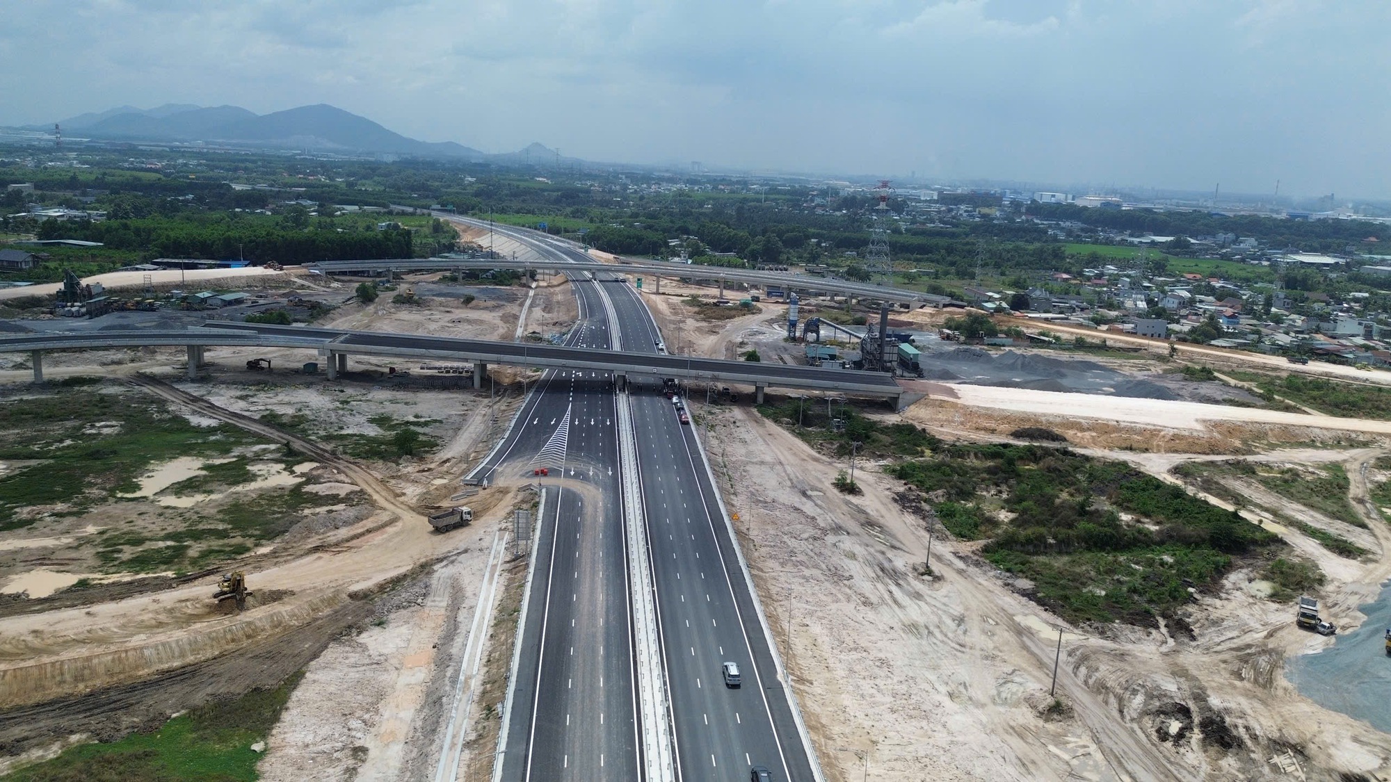 TPHCM đẩy nhanh tiến độ các dự án kết nối sân bay Long Thành năm 2026 - Ảnh 1.