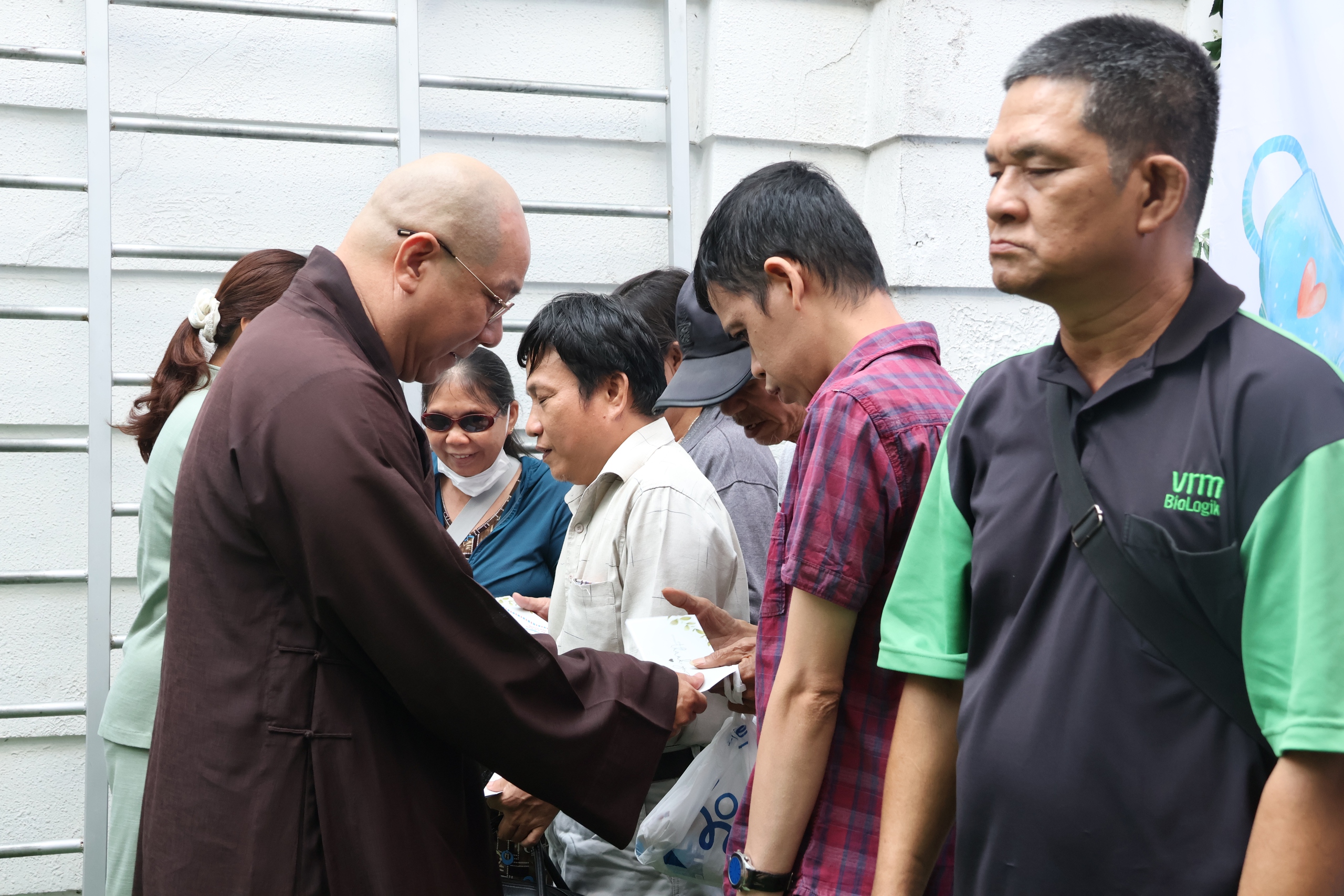 Những phần quà ấm áp nghĩa tình đến người khó khăn ở TPHCM - Ảnh 1.