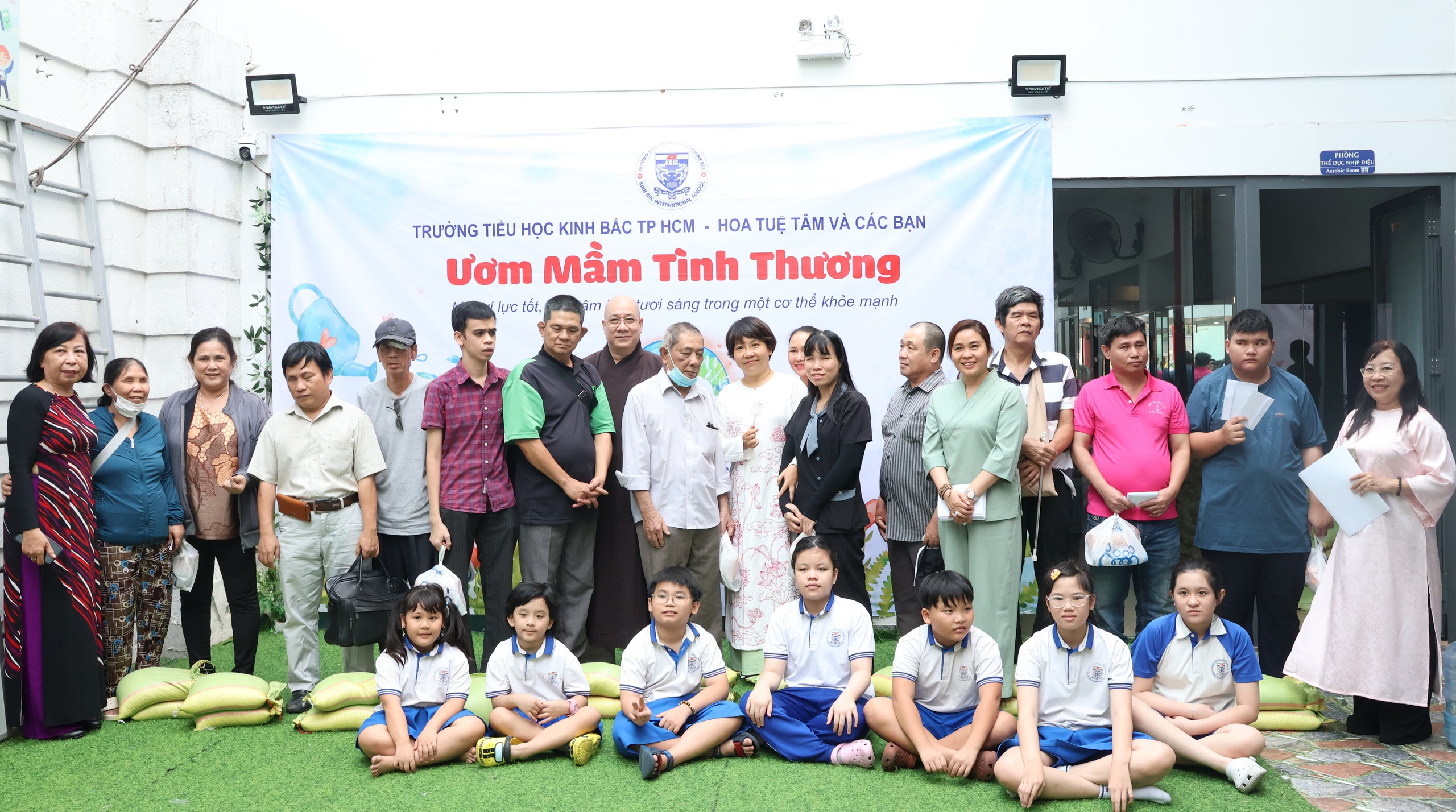 Những phần quà ấm áp nghĩa tình đến người khó khăn ở TPHCM - Ảnh 2.