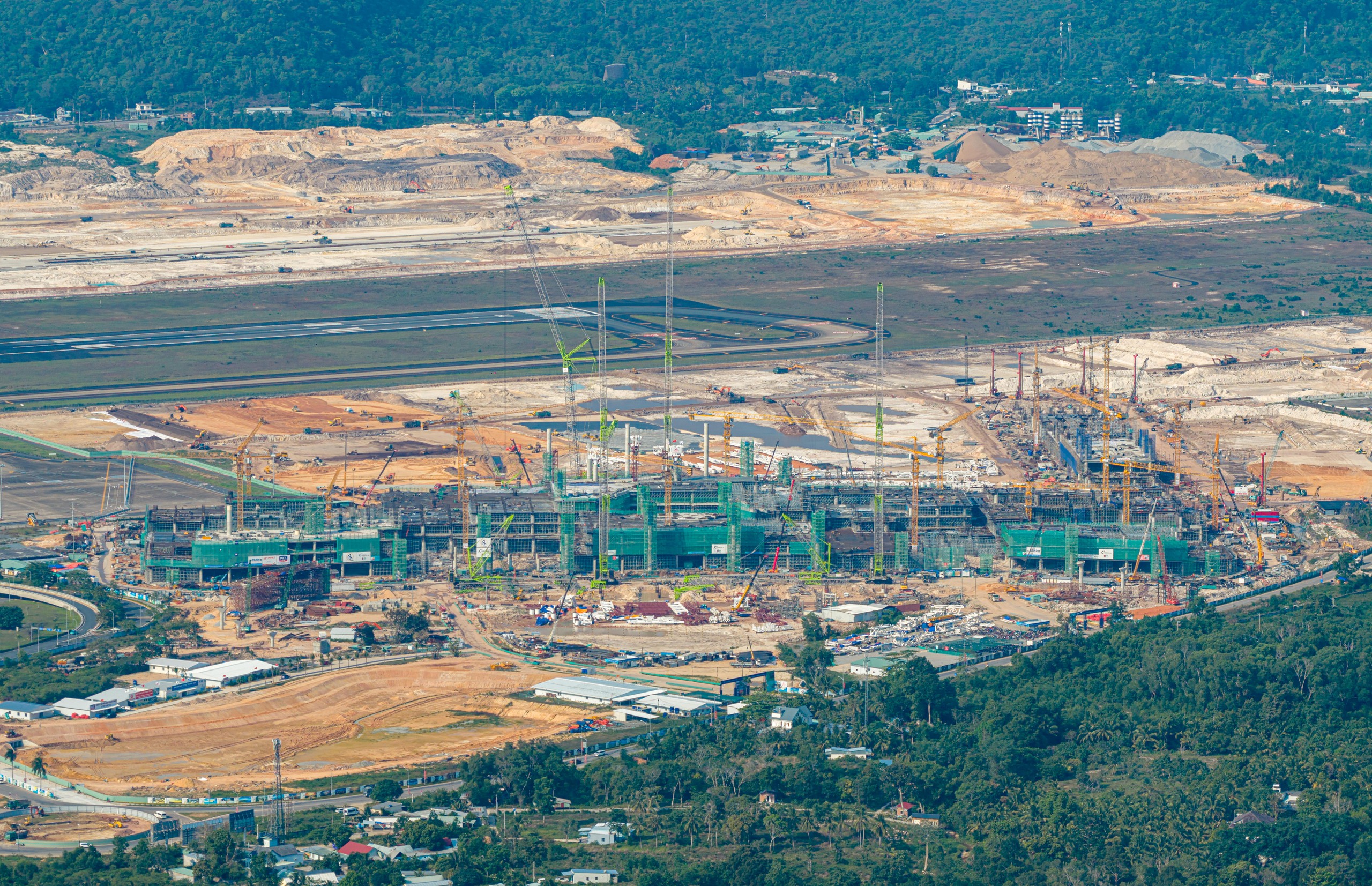 Cận cảnh lắp dựng kết cấu th&eacute;p m&aacute;i nh&agrave; ga mới s&acirc;n bay Ph&uacute; Quốc - Ảnh 2.