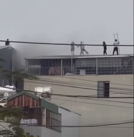 Ch&aacute;y dữ dội nh&agrave; 7 tầng, ph&aacute; m&aacute;i nh&agrave; đưa thang xuống cứu người - Ảnh 1.