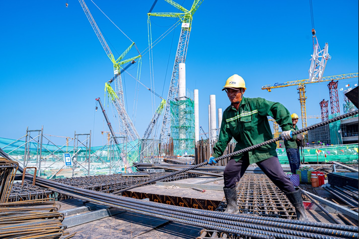 Cận cảnh lắp dựng kết cấu th&eacute;p m&aacute;i nh&agrave; ga mới s&acirc;n bay Ph&uacute; Quốc - Ảnh 4.