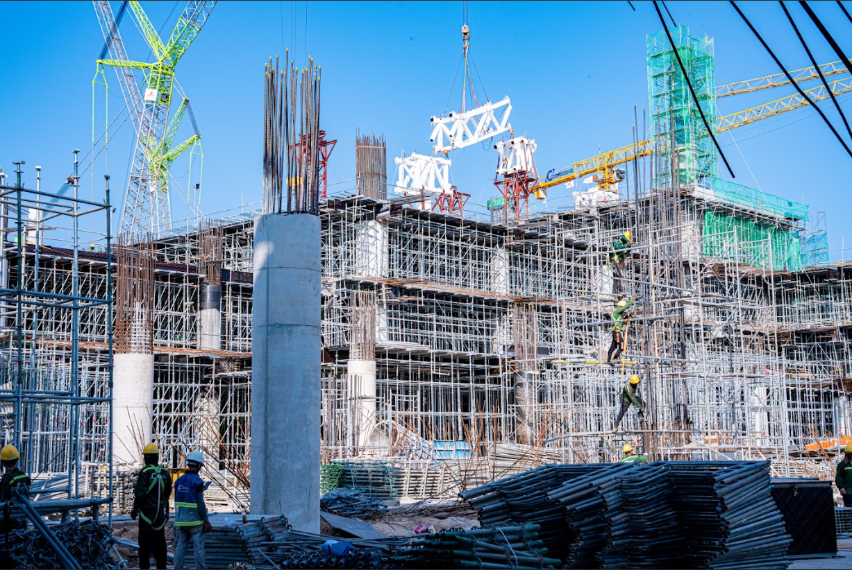 Cận cảnh lắp dựng kết cấu th&eacute;p m&aacute;i nh&agrave; ga mới s&acirc;n bay Ph&uacute; Quốc - Ảnh 3.