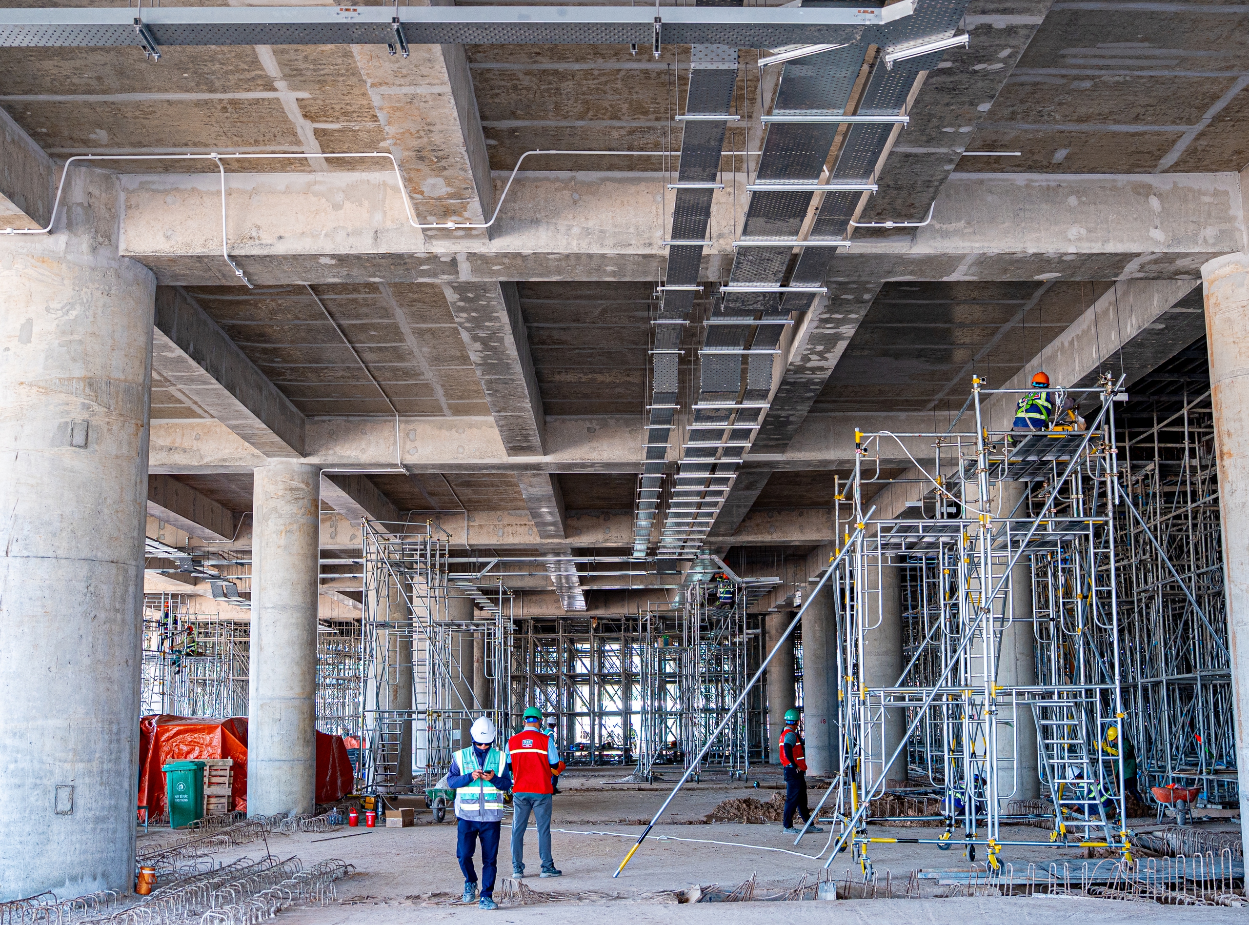 Cận cảnh lắp dựng kết cấu th&eacute;p m&aacute;i nh&agrave; ga mới s&acirc;n bay Ph&uacute; Quốc - Ảnh 7.