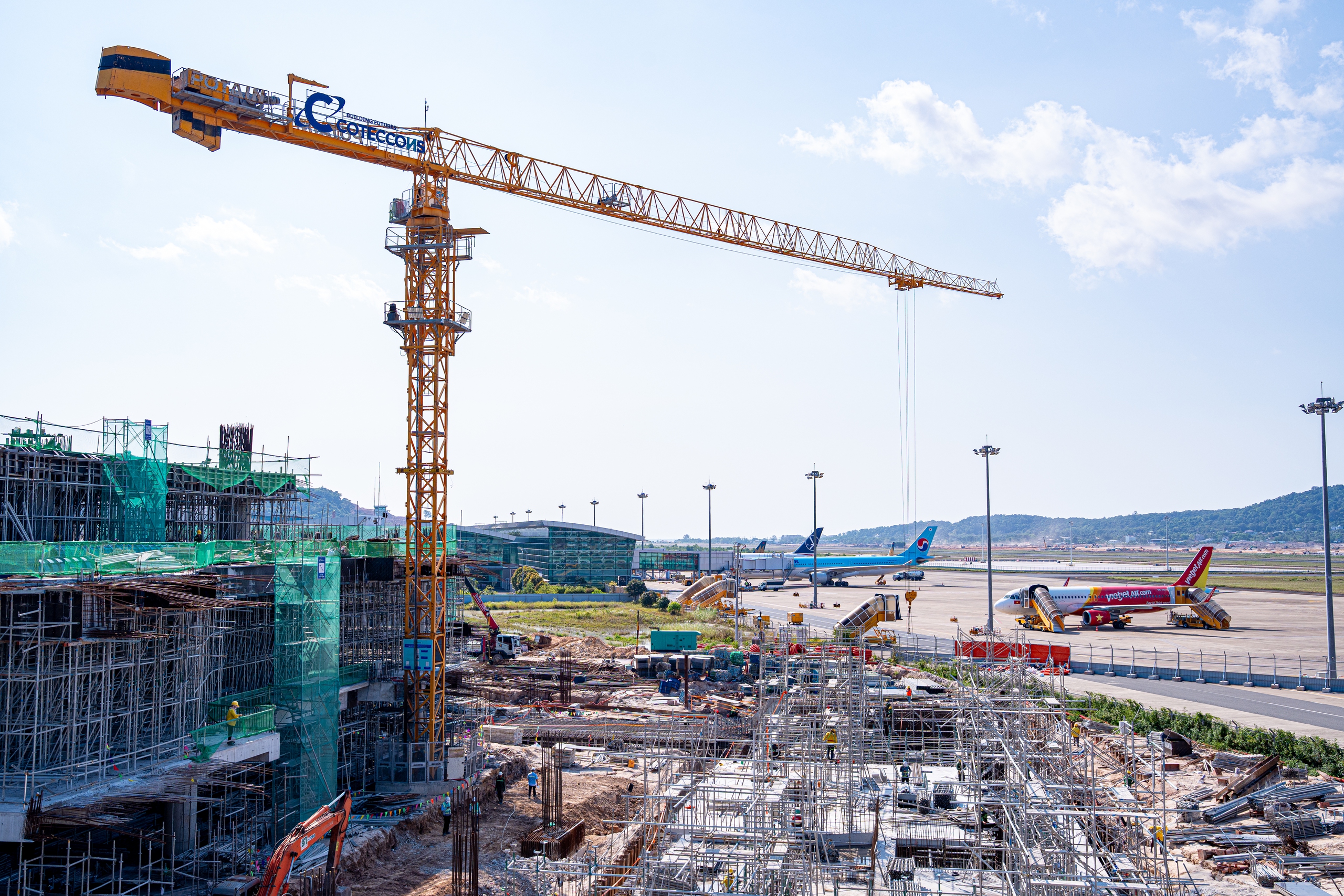 Cận cảnh lắp dựng kết cấu th&eacute;p m&aacute;i nh&agrave; ga mới s&acirc;n bay Ph&uacute; Quốc - Ảnh 1.