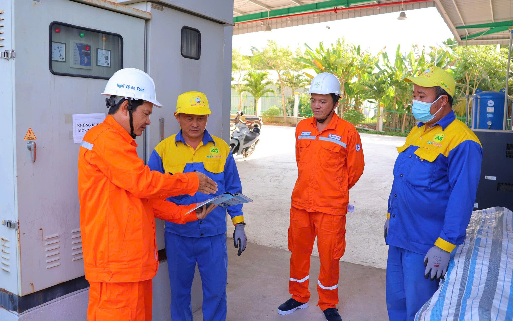 Bất ngờ số tiền điện tiết kiệm được sau 1 giờ cả nước tắt điện - Ảnh 2.