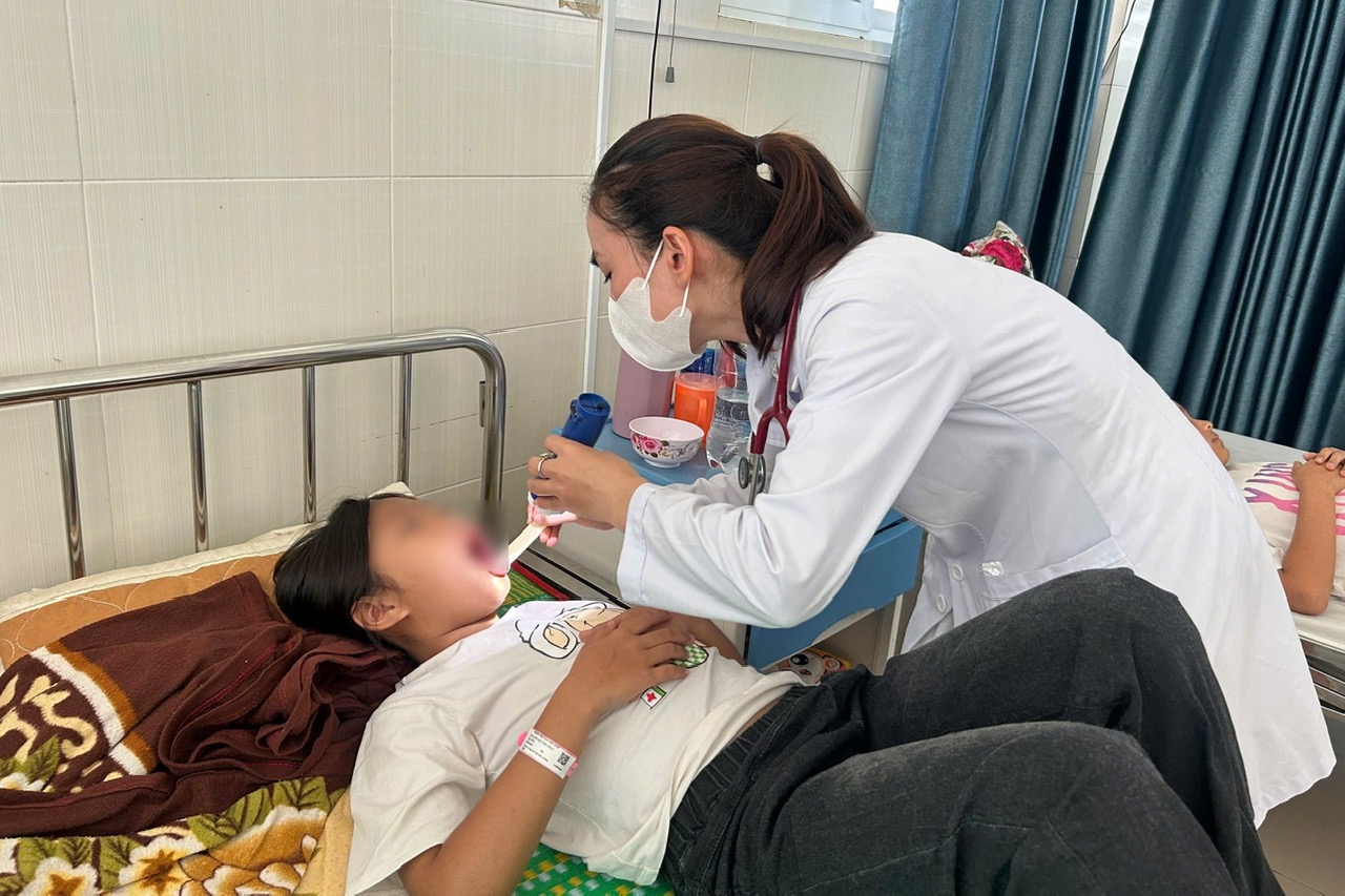 17 người nhập viện cấp cứu sau khi ăn bánh mì ở Quảng Ngãi - Ảnh 1.