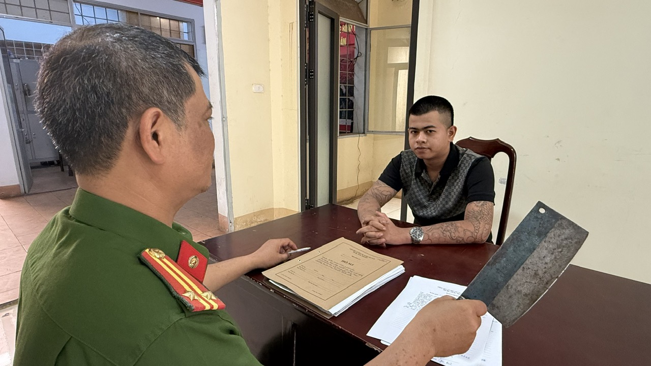 Chém bạn nhậu trọng thương rồi gọi xe đưa đi cấp cứu - Ảnh 1.