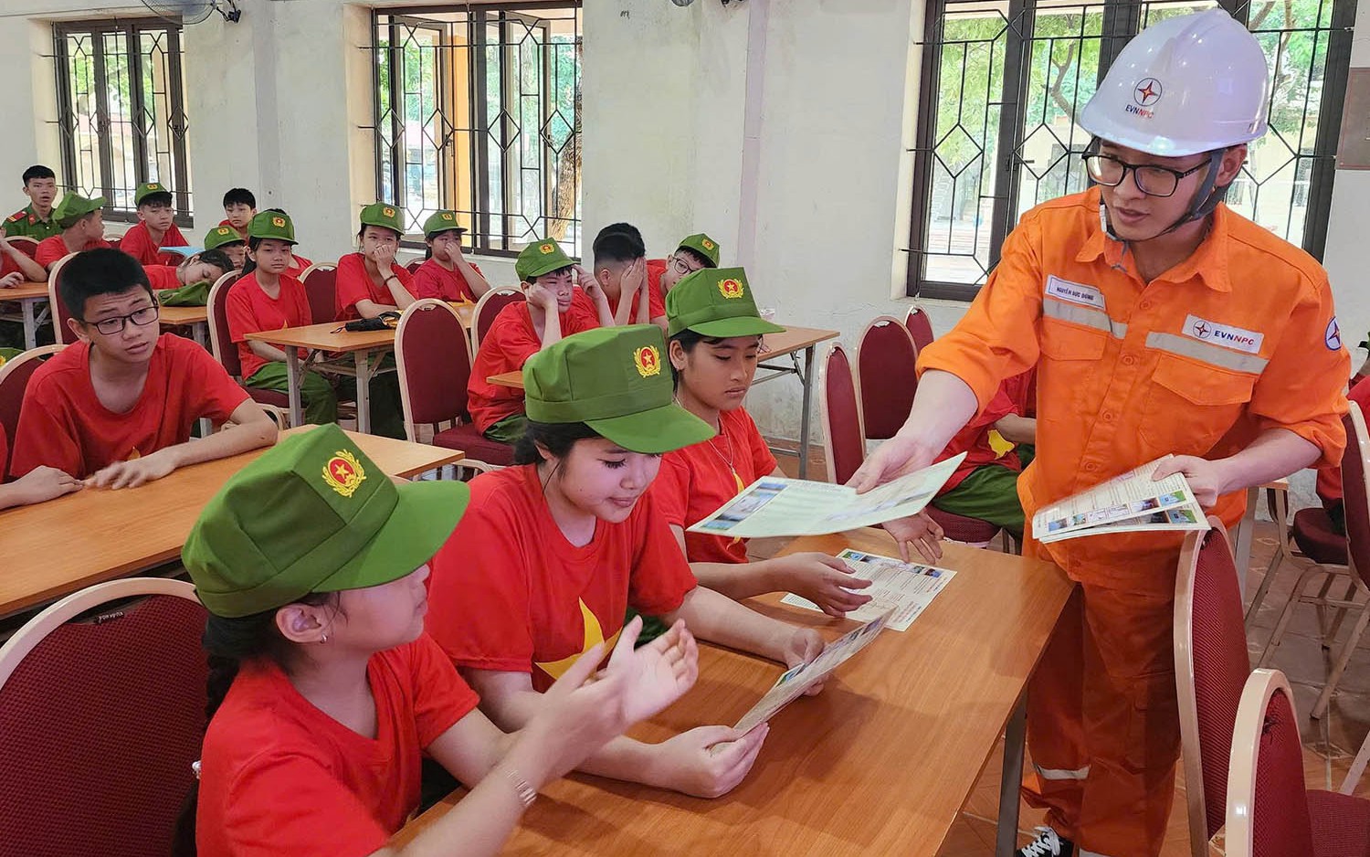 TPHCM kiến nghị Bộ Công Thương ưu tiên cung cấp điện cho Thành phố - Ảnh 2.