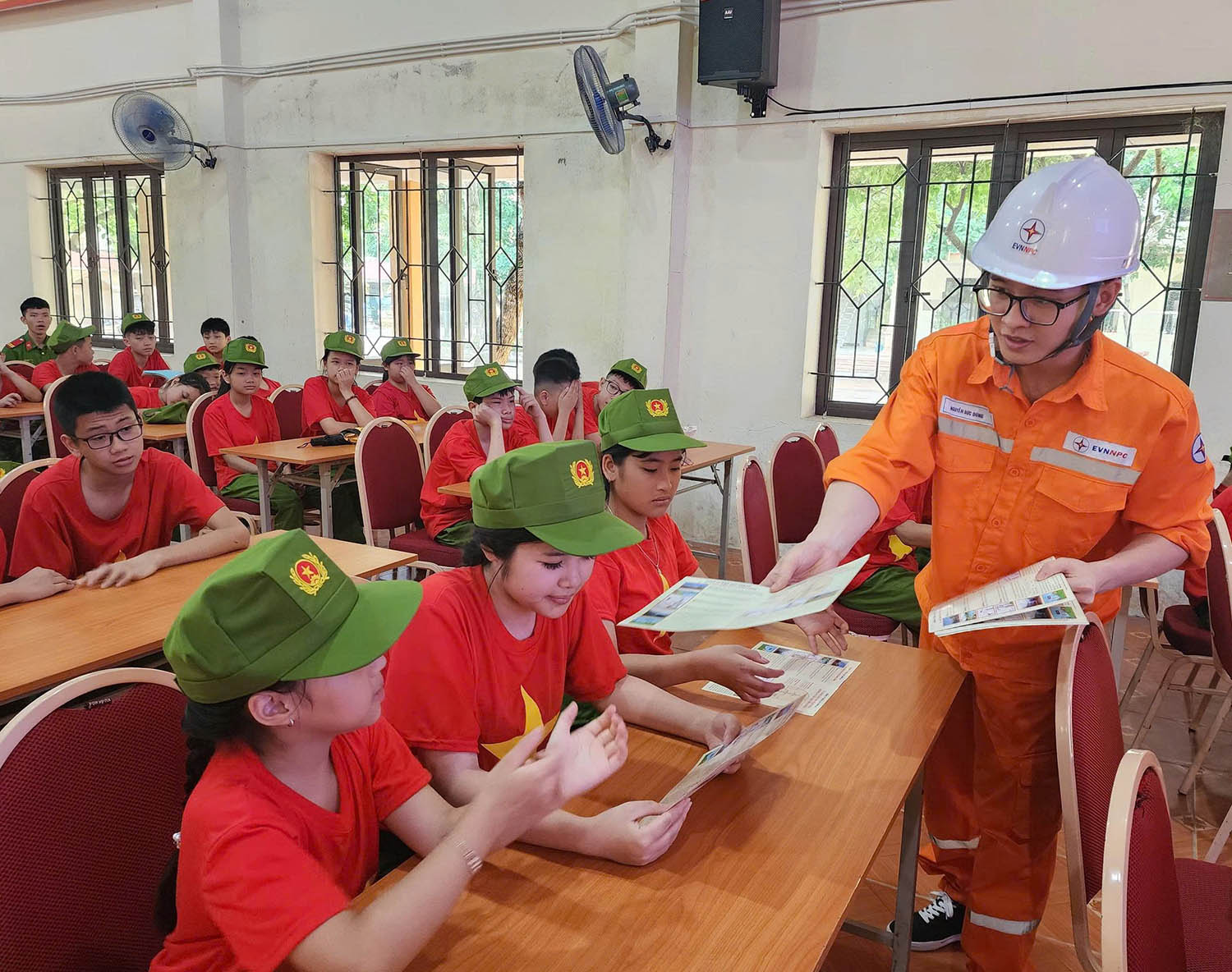 Lan tỏa thói quen tiết kiệm điện - Ảnh 1. Lan tỏa thói quen tiết kiệm điện - Ảnh 1.