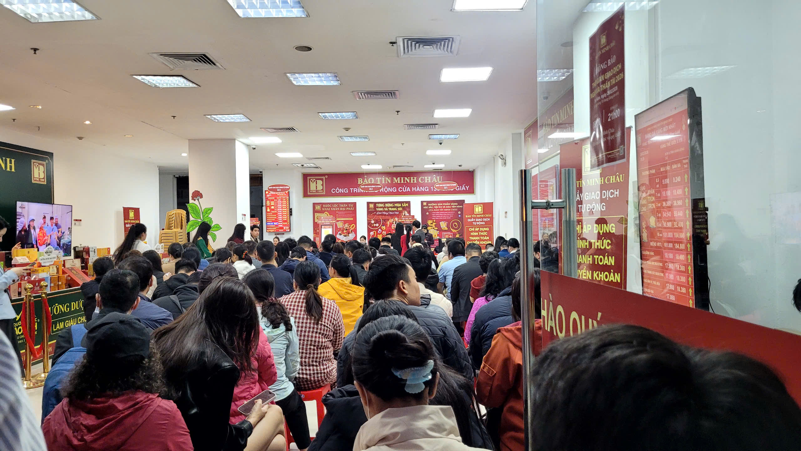 Cửa hàng Bảo Tín Minh Châu đóng cửa gây hoang mang cho khách hàng tại Hà Nội - Ảnh 3.